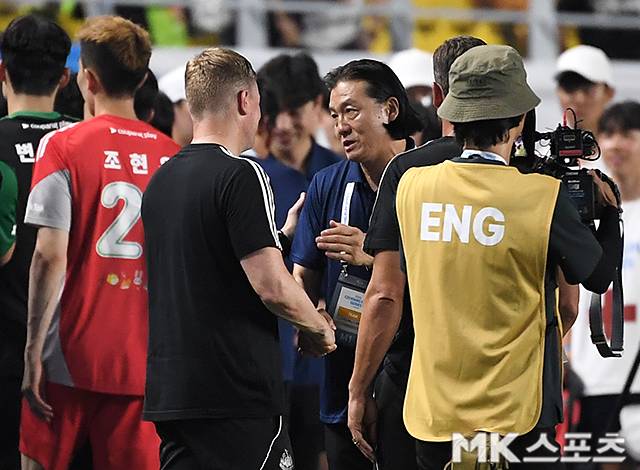 김판곤 감독이 경기를 마치고 인사를 건네고 있다. 사진=천정환 기자