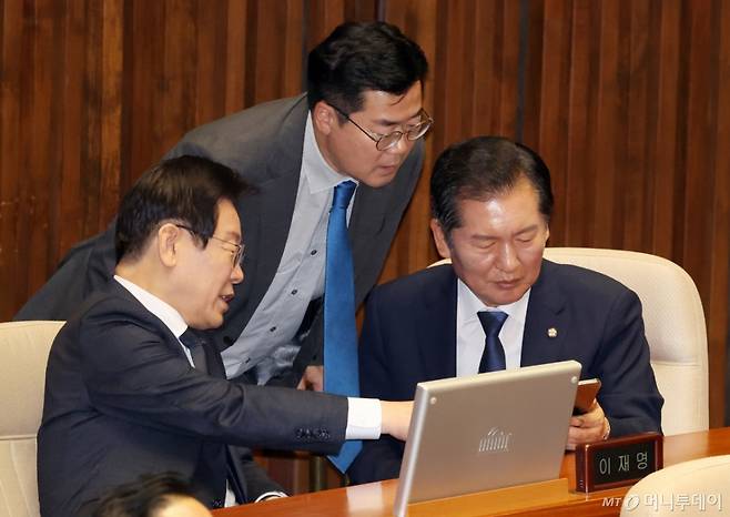 [서울=뉴시스] 조성우 기자 = 이재명(왼쪽) 더불어민주당 대표와 박찬대(가운데) 원내대표, 정청래 의원이 11일 오후 서울 여의도 국회에서 열린 제418회국회(정기회) 제6차 본회의 대정부질문(경제)에서 휴대전화를 보고 있다. 2024.09.11. xconfind@newsis.com /사진=조성우