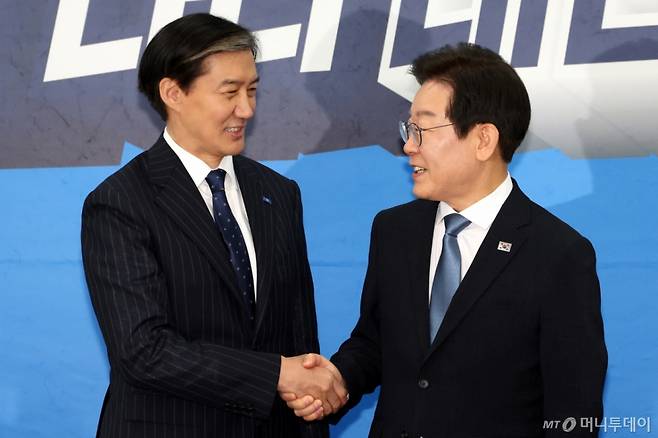 [서울=뉴시스] 조성우 기자 = 이재명(오른쪽) 더불어민주당 대표가 21일 오후 서울 여의도 국회에서 조국 조국혁신당 대표를 예방해 기념촬영을 하고 있다. 2024.08.21. xconfind@newsis.com /사진=조성우