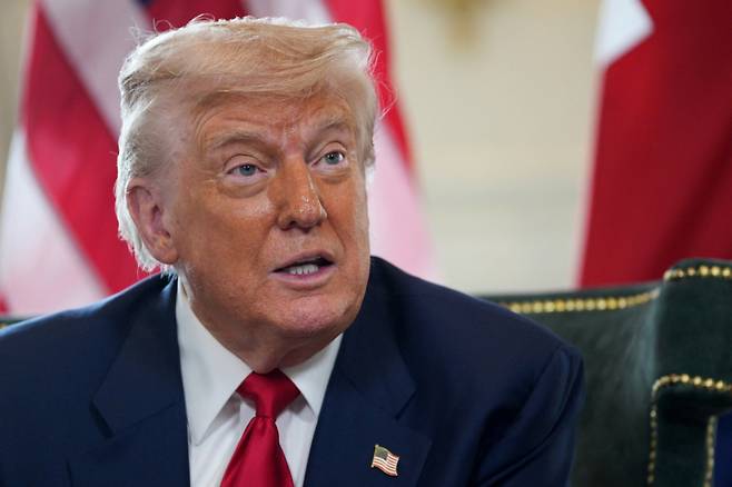 도널드 트럼프 미국 대통령이 28일(현지시간) 영국 스코틀랜드 턴베리에 있는 트럼프 턴베리 골프 클럽에서 키어 스타머 영국 총리와 만나 회담 중 기자 질문에 답하고 있다./로이터=뉴스1