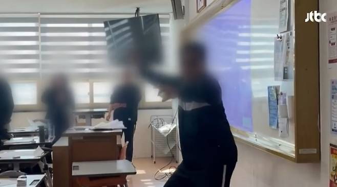 60대 만학도의 갑질과 잦은 민원으로 동급생들은 물론, 교사들까지 고충을 겪고 있다는 사연이 전해졌다. 사진은 만학도 A씨가 선거 유세 중 춤을 추는 모습. /사진=JTBC '사건반장'