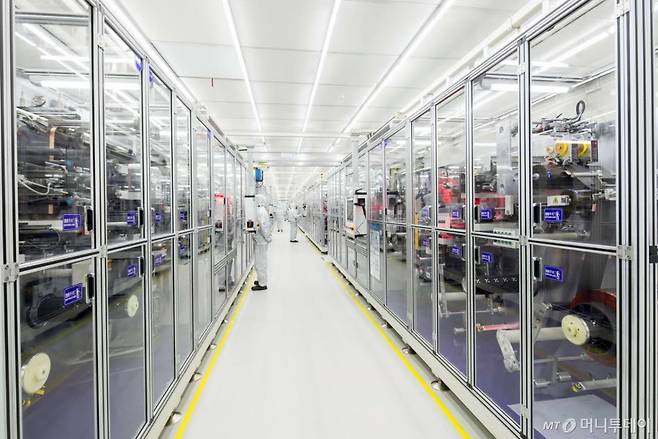 중국 대표적 이차전지 기업 CATL이 공개한 한 생산기지 내부모습.