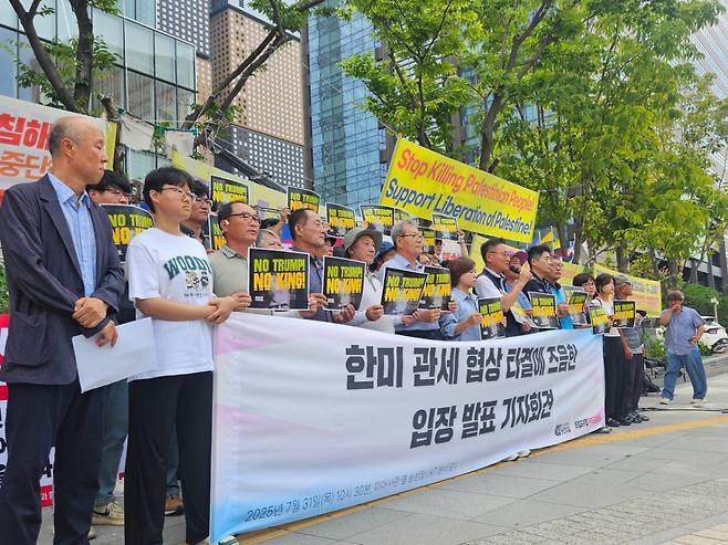 31일 오전 시민단체 트럼프위협 저지 공동 행동·농민의 길이 서울 광화문 KT 광화문빌딩 앞에서 한미 관세 협상 타결에 즈음해 입장을 밝히는 긴급 기자회견을 열었다./사진=박상혁 기자.