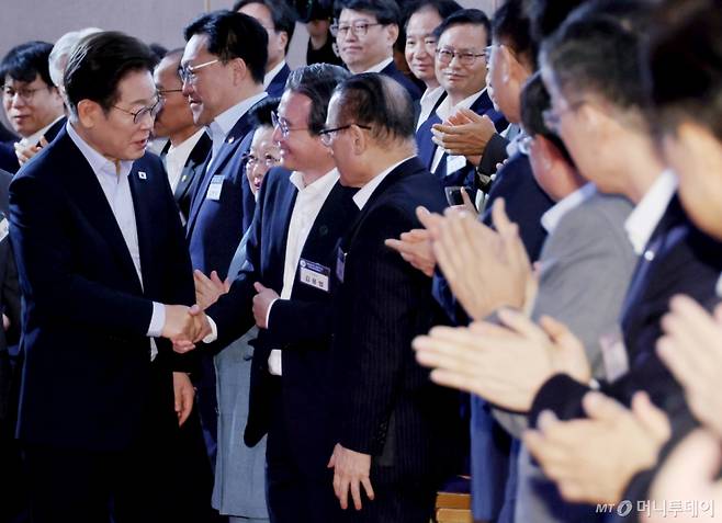 [서울=뉴시스] 최동준 기자 = 이재명 대통령이 31일 서울 종로구 정부서울청사에서 열린 '국민주권시대 공직자의 길' 고위공직자 워크숍에 입장하며 김용범 정책실장과 악수하고 있다. (대통령실통신사진기자단) 2025.07.31. photocdj@newsis.com /사진=최동준