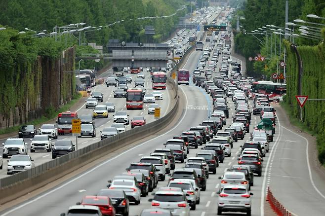 어린이날 연휴 마지막 날인 6일 서울 잠원IC 인근 경부고속도로 상(왼쪽)·하행선 방향 차량들이 서행하고 있다.  한국도로공사에 따르면 이날 전국 고속도로 이용 차량은 516만 대로, 일요일인 4일 586만 대보다 약 70만 대 줄어들 것으로 예상된다.  서울 방향 정체는 영동선과 서해안선을 중심으로 오후 4시쯤 가장 심할 것으로 전망했다./사진=뉴스1