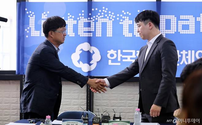 [서울=뉴시스] 김선웅 기자 = 한성존 대한전공의협의회 비상대책위원장이 28일 서울 영등포구 한국환자단체연합회을 찾아 안기종 한국환자단체연합회 대표와 인사를 나누고 있다.  전공의와 환자단체가 대면해 대화한 것은 의정 갈등이 시작된 지 1년 6개월 만이다.  이날 참석한 한성존 비대위원장은 모두발언에서 "1년 5개월 이상 길어진 의정갈등으로 인해 불편을 겪고 불안하셨을 국민에게 사과의 말씀을 드린다"고 밝혔다. (공동취재) 2025.07.28. photo@newsis.com /사진=김호웅