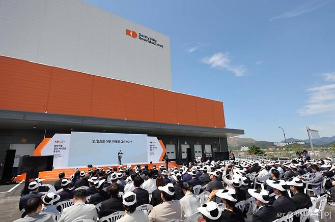 [서울=뉴시스] 김정수 삼양식품 부회장이 11일 경남 삼양식품 밀양캠퍼스에서 열린 밀양 제2공장 준공식에 참석해 발언하고 있다.  삼양식품은 연면적 3만 2989㎡, 지하 1층, 지상 3층 규모의 밀양 2공장을 준공했다. 해외 수출용 제품을 생산하는 제2공장이 가동되면 미국과 멕시코, 유럽 등 주요 해외시장에 대한 초과 수요 대응이 가능할 것이라는 전망이다. (사진=삼양식품 제공) 2025.06.11. *재판매 및 DB 금지 /사진=류현주