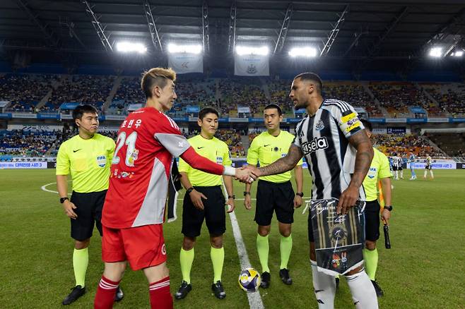 김진규의 결승골로 앞선 팀 K리그가 뉴캐슬 유나이티드를 제압했다. 사진은 팀 K리그 조현우(왼쪽)와 뉴캐슬 자말 라셀스가 악수를 나누는 모습. /사진=쿠팡플레이 제공