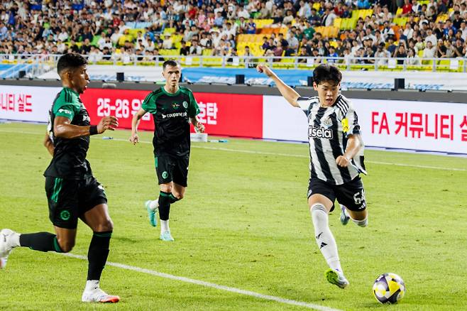 2007년생 유망주 박승수가 뉴캐슬 유나이티드 유니폼을 입고 첫 친선전에 나섰다. 사진은 팀 뉴캐슬에서 활약 중인 박승수(오른쪽)의 모습. /사진=쿠팡플레이 제공