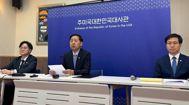 이번 미국산 에너지 수입 확대가 단순한 무역균형 조정 차원을 넘어 에너지 수입선 다변화를 통한 에너지 안보 강화 전략의 일환으로 보고 긍정적으로 평가하고 있다. 사진은 구윤철 부총리 겸 기획재정부 장관이 30일(현지 시간) 미국 워싱턴 주미 한국대사관에서 한미 통상협의 결과 브리핑을 하고 있다. 왼쪽부터 김정관 산업통상자원부 장관, 구 부총리, 여한구 산업통상자원부 통상교섭본부장. /사진=뉴시스