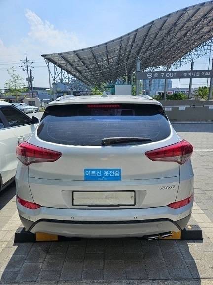 파주시가 65세 이상 고령운전자의 교통사고 예방과 안전운전을 위해 어르신이 운전 중임을 알리는 ‘고령운전자 표지’ 370장을 제작해 배부하고 있다. 파주시 제공