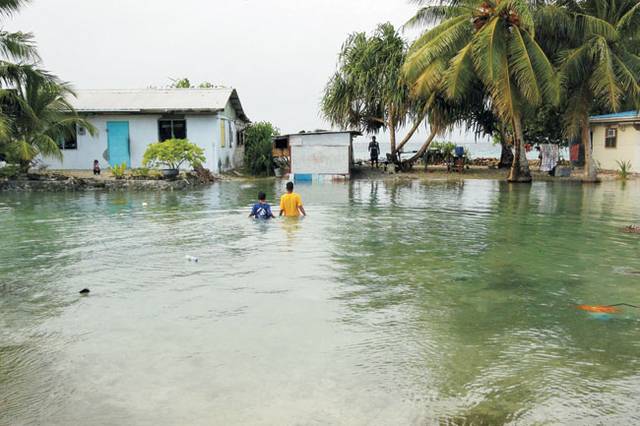 2011년 2월 마셜제도 수도 마주로 일대가 해수면 상승으로 침수된 모습.  로이터 AFP 연합뉴스