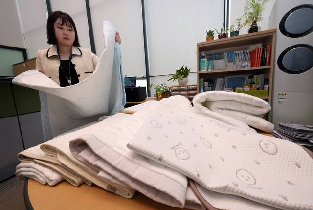 한국소비자원이 31일 정부세종청사 공정거래위원회 기자실에서 소비자 선호도가 높은 유아용 냉감침구 11개 제품에 대한 품질 및 안전성을 비교해 설명했다. 연합뉴스