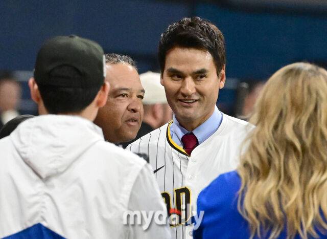 2024년 3월 20일 서울 고척스카이돔에서 ‘메이저리그 월드투어 서울시리즈 2024’ LA 다저스와 샌디에이고 파드리스 열렸다. 경기 전 시구를 한 박찬호가 LA 다저스 로버츠 감독과 이야기를 나누고 있다./마이데일리