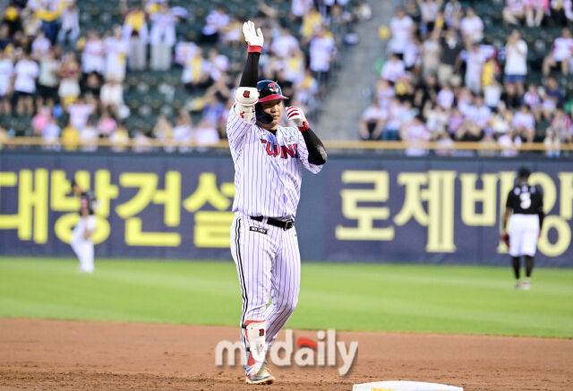 2025년 7월 31일 오후 서울 잠실구장에서 열린 '2025 신한 SOL뱅크 KBO 리그' KT 위즈와 LG 트윈스의 경기. LG 문보경이 3회말 1사 2루서 1타점 적시타를 친 뒤 기뻐하고 있다./잠실=유진형 기자