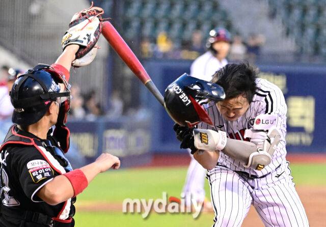 2025년 7월 31일 오후 서울 잠실구장에서 열린 '2025 신한 SOL뱅크 KBO 리그' KT 위즈와 LG 트윈스의 경기. LG 손용준이 3회말 1사 1.3루서 KT 선발투수 헤이수스의 투구에 헤드샷을 당하고 있다./잠실=유진형 기자