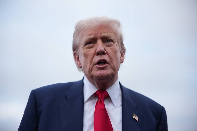 도널드 트럼프 미국 대통령이 25일(현지시간) 스코틀랜드 프레스트윅의 글래스고 프레스트윅 공항에 도착해 취재진과 대화하고 있다. [게티이미지]