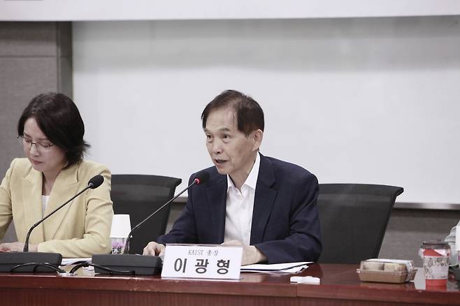 이광형 KAIST 총장이 31일 열린 제1회 국가미래전략기술포럼에서 축사를 하고 있다.[KAIST 제공]
