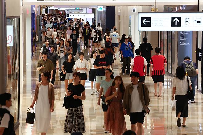 서울 시내 한 쇼핑몰이 이용객들로 붐비고 있다. [연합]