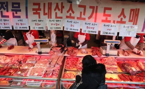 서울의 한 재래시장에서 한 시민이 국내산 소고기 살펴보고 있다.  [연합]