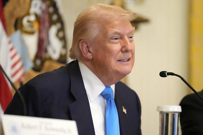 도널드 트럼프 미국 대통령은 30일(현지시간) “한국은 미국이 소유ㆍ통제하는 투자 프로젝트에 3500억 달러(약 488조 원)를 제공하며 1000억 달러(약 139조 원) 규모의 액화천연가스(LNG) 등 에너지 제품을 구매하기로 합의했다”고 밝혔다. 이어 “한국은 추가로 대규모 자금을 투자하기로 합의했고 해당 금액은 이재명 대통령이 2주 내 양자 회담을 위해 백악관을 방문할 때 발표될 것”이라고 했다. 사진은 트럼프 대통령이 미 워싱턴DC 백악관에서 열린 “의료기술을 다시 위대하게(Making Health Technology Great Again)” 행사에서 연설하고 있는 모습 [AP]