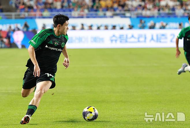 [수원=뉴시스] 이영환 기자 = 30일 오후 경기 수원시 팔달구 수원월드컵경기장에서 열린 2025 쿠팡플레이 시리즈 뉴캐슬 유나이티드와 팀 K리그의 경기, 팀 K 리그 이동경이 돌파를 하고 있다. 2025.07.30. 20hwan@newsis.com