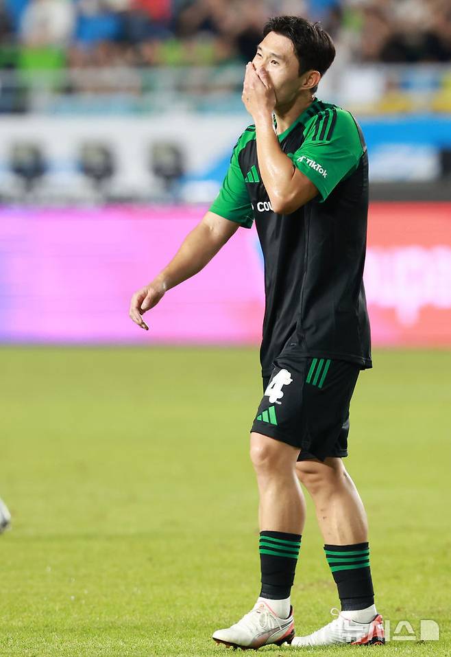 (Suwon = News) Reporter Lee Young -hwan = The 2025 Kupang Play Series Newcastle United, Team K -League match, and Team K -League Lee Dong -kyung, held at the Suwon World Cup Stadium in Paldal -gu, Suwon -si, Gyeonggi -do, are regrettable. 2025.07.30. 20hwan@newsis.com