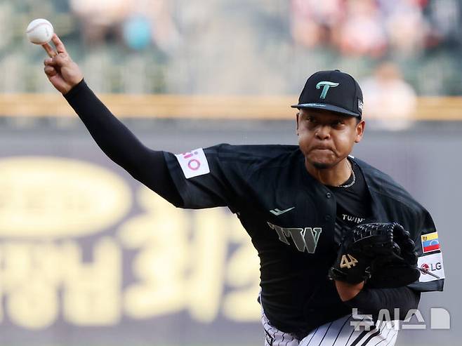 [서울=뉴시스] 배훈식 기자 = 지난달 17일 오후 서울 송파구 잠실야구장에서 열린 2025 신한 쏠뱅크 KBO리그 LG 트윈스와 NC 다이노스의 경기, 1회초 LG 선발투수 에르난데스가 힘차게 공을 뿌리고 있다. 2025.06.17. dahora83@newsis.com