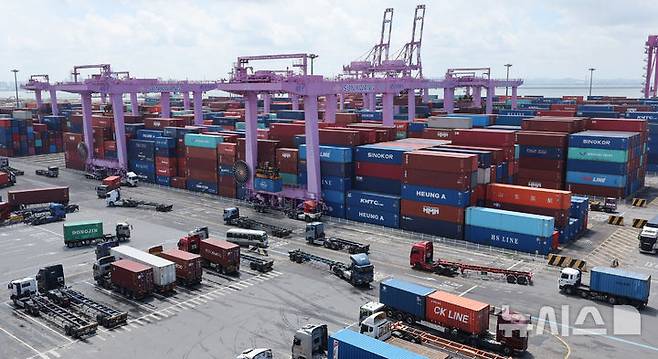 [인천=뉴시스] 전진환 기자 = 인천 연수구 인천신항 컨테이너 터미널에서 컨테이너트럭이 분주히 움직이고 있다. 2025.07.21. amin2@newsis.com