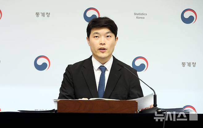 [세종=뉴시스] 강종민 기자 = 최창윤 통계청 서비스업동향과장이 30일 세종시 정부세종청사에서 2025년 5월 산업활동동향을 발표하고 있다.  지난달 전(全)산업 생산은 전월 대비 1.1% 감소한 것으로 나타났다. 2025.06.30. ppkjm@newsis.com