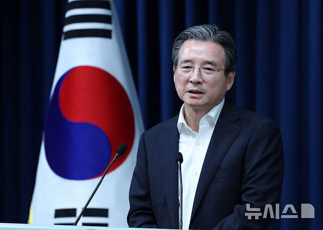 [서울=뉴시스] 고범준 기자 = 김용범 정책실장이 31일 서울 용산 대통령실 청사에서 관세 협상 타결 관련 브리핑을 하며 출입기자 질문에 답하고 있다. 2025.07.31. bjko@newsis.com