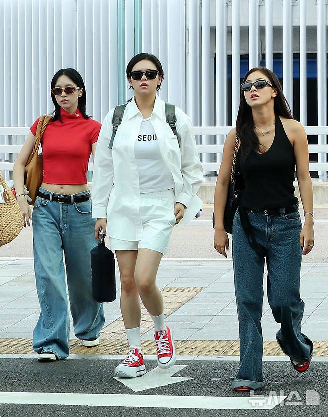 [인천공항=뉴시스] 김혜진 기자 = 그룹 트와이스 미나(왼쪽부터), 정연, 지효가 롤라팔루자 시카고 참석을 위해 31일 인천국제공항을 통해 미국 시카고로 출국하고 있다. 2025.07.31. jini@newsis.com