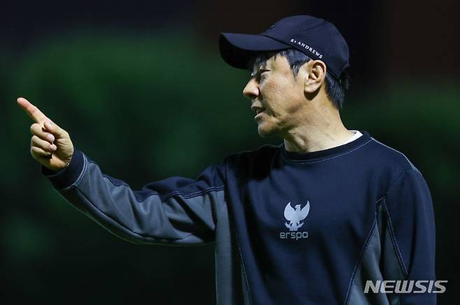 [도하(카타르)=뉴시스] 황준선 기자 = 신태용 U-23 인도네시아 축구 국가대표팀 감독이 24일(현지시간) 카타르 도하 카타르 대학교 훈련장에서 선수들의 훈련을 지켜보고 있다. U-23 인도네시아 축구 국가대표팀은 오는 25일 대한민국과 2024 아시아축구연맹(AFC) U-23 아시안컵 8강전을 치른다. 2024.04.24. hwang@newsis.com