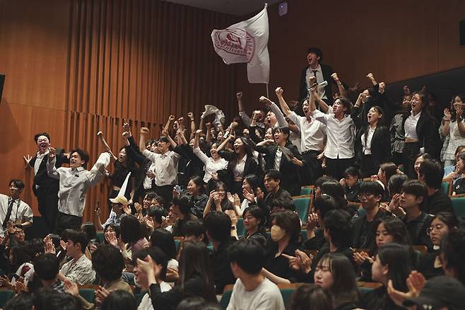 [서울=뉴시스] 제33회 젊은 연극제 페스티벌에서 세종대 영화예술학과 갈매기 공연팀이 환호하고 있다. (사진=세종대 제공) 2025.07.31. photo@newsis.com  *재판매 및 DB 금지