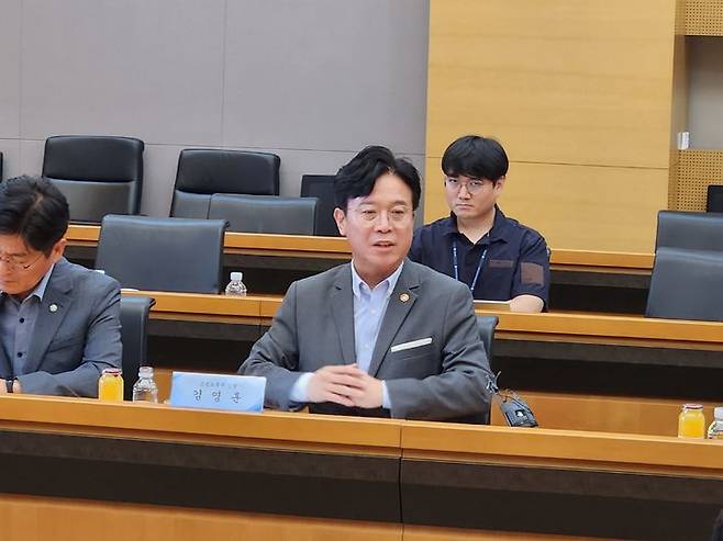 [서울=뉴시스] 김영훈 고용노동부 장관이 31일 인천 송도의 포스코이앤씨 본사를 방문해 경영진과 간담회를 갖고 있다. 2025.07.31. (사진=고용노동부 제공) *재판매 및 DB 금지