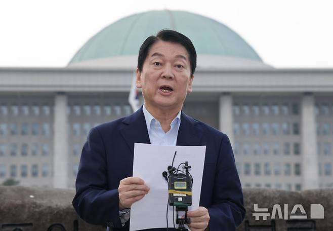 [서울=뉴시스] 김명년 기자 = 안철수 국민의힘 의원이 29일 오후 서울 여의도 국회에서 내란 특검 관련 및 당대표 출마 선언 기자회견을 하고 있다. 2025.07.29. kmn@newsis.com
