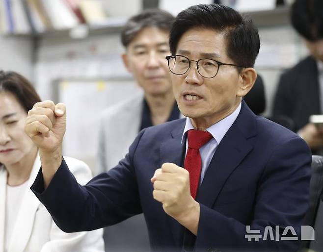 [인천=뉴시스] 김동영 기자 = 김문수 국민의힘 당대표 후보가 31일 오후 인천 남동구 인천시청 2층 기자실에서 기자들과 대화를 나누고 있다. 2025.07.31. dy0121@newsis.com
