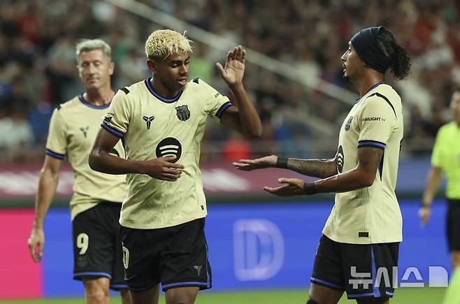 [서울=뉴시스] 김근수 기자 = 31일 서울 마포구 상암월드컵경기장에서 열린 FC 바르셀로나 2025 아시아 투어 FC 바르셀로나 대 FC서울의 경기, FC바르셀로나 라민 야말이 추가골을 넣고 기뻐하고 있다. 2025.07.31. ks@newsis.com