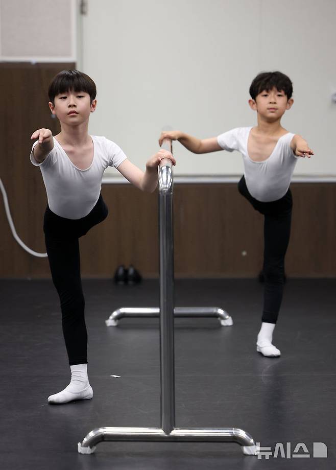 [서울=뉴시스] 김선웅 기자 = 31일 서울 서초구 신시컴퍼니 연습실에서 뮤지컬 '빌리 엘리어트' 파이널 오디션 - SHOW & TELL이 열려 최종 후보에 오른 지원자들이 연기를 선보이고 있다. 2025.07.31. mangusta@newsis.com