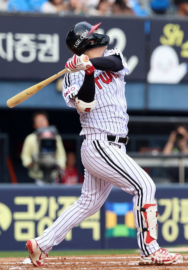 [서울=뉴시스] 이영환 기자 = 12일 오후 서울 송파구 잠실야구장에서 열린 2025 KBO리그 SSG 랜더스와 LG 트윈스의 경기, 1회말 1사 1,3루에서 LG 문보경이 희생플라이를 날리고 있다. 2025.06.12. 20hwan@newsis.com
