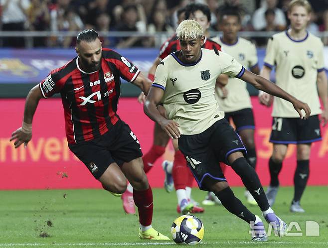 [서울=뉴시스] 김근수 기자 = 31일 서울 마포구 상암월드컵경기장에서 열린 FC 바르셀로나 2025 아시아 투어 FC 바르셀로나 대 FC서울의 경기에서 FC바르셀로나 라민 야말이 돌파를 하고 있다. 2025.07.31. ks@newsis.com