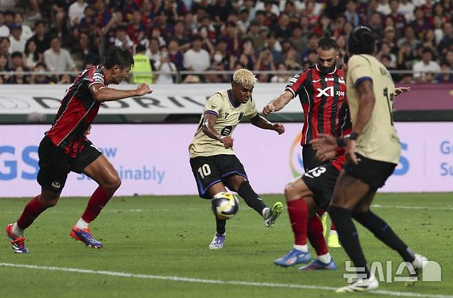 [서울=뉴시스] 김근수 기자 = 31일 서울 마포구 상암월드컵경기장에서 열린 FC 바르셀로나 2025 아시아 투어 FC 바르셀로나 대 FC서울의 경기, FC바르셀로나 라민 야말이 멀티골을 성공시키고 있다. 2025.07.31. ks@newsis.com