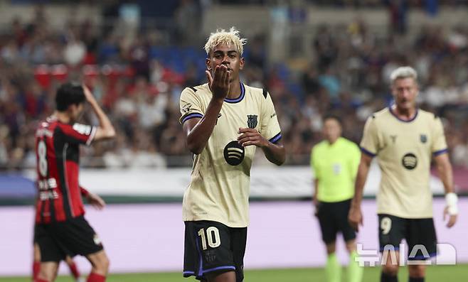 [서울=뉴시스] 김근수 기자 = 31일 서울 마포구 상암월드컵경기장에서 열린 FC 바르셀로나 2025 아시아 투어 FC 바르셀로나 대 FC서울의 경기, FC바르셀로나 라민 야말이 멀티골을 성공시키고 세리머니하고 있다. 2025.07.31. ks@newsis.com