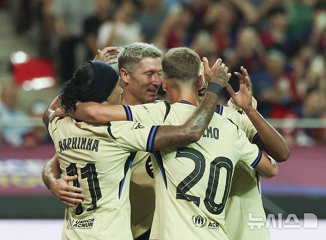 [서울=뉴시스] 김근수 기자 = 31일 서울 마포구 상암월드컵경기장에서 열린 FC 바르셀로나 2025 아시아 투어 FC 바르셀로나 대 FC서울의 경기, FC바르셀로나 레반도프스키가 골을 성공시키고 선수들과 기뻐하고 있다. 2025.07.31. ks@newsis.com