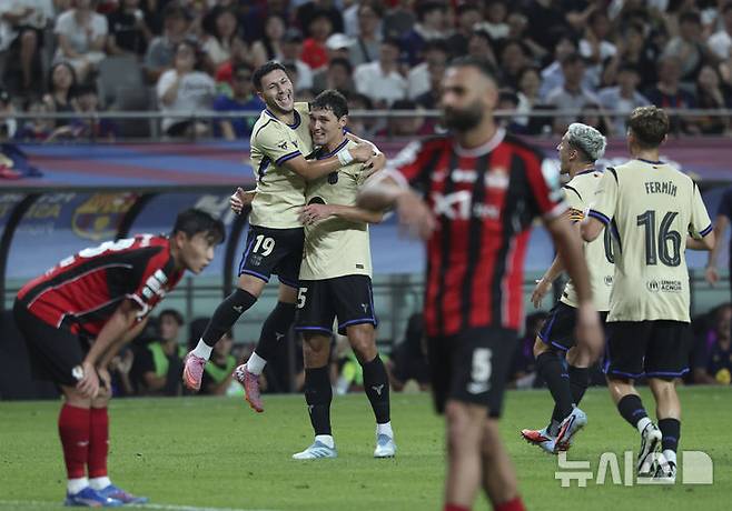 [서울=뉴시스] 김근수 기자 = 31일 서울 마포구 상암월드컵경기장에서 열린 FC 바르셀로나 2025 아시아 투어 FC 바르셀로나 대 FC서울의 경기, FC바르셀로나 크리스텐센이 팀의 네 번째 골을 성공시키고 동료들과 기쁨을 나누고 있다. 2025.07.31. ks@newsis.com