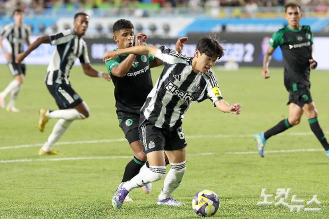 30일 수원월드컵경기장에서 열린 2025 쿠팡플레이 시리즈 팀 K리그와 뉴캐슬 유나이티드의 경기. 뉴캐슬 박승수가 돌파하고 있다. 수원=박종민 기자