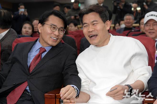 국민의힘 윤상현 의원과 한국사 강사 전한길이 19일 서울 여의도 국회 의원회관에서 열린 미래자유연대 국민 대토론회에서 대화를 하고 있다. 윤창원 기자