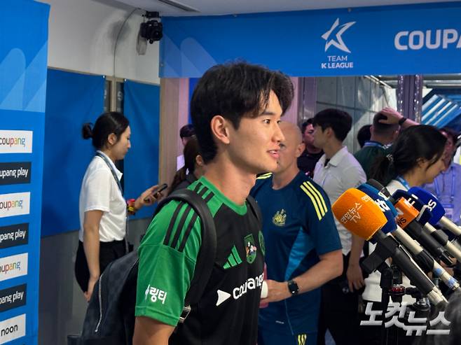 취재진과 인터뷰 중인 김진규. 김조휘 기자