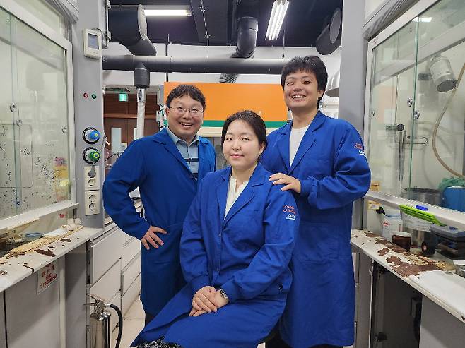 (왼쪽부터)KAIST 화학과 한순규 교수, 이유진 석박사통합과정, 김태완 석박사통합과정. KAIST 제공