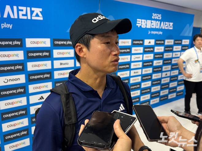 취재진과 인터뷰 중인 이정효 감독. 김조휘 기자